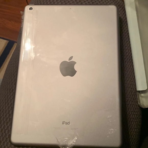 iPad 6th Generation - Picture 4 of 5